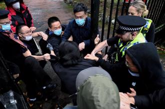 影〉中國駐英領事館外港人示威 抗議者遭使館人員拖入牆內痛毆