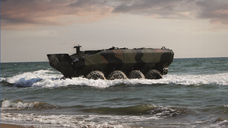 美軍陸戰隊兩棲裝甲車海浪中翻覆  訓練暫停