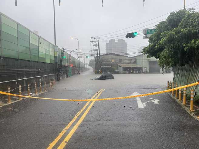 一名男网友表示，汐止许多道路都淹水封路，怒轰市长侯友宜为何不宣布放假。（图／翻摄自汐止集团脸书社团）
