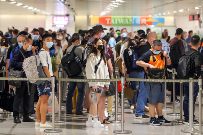 新變異株BF.7雖然通常不增加嚴重度，但傳播性更強，更具免疫逃脫能力，恐釀今年秋冬新冠感染數大量增加。圖為國境管制解封，大批旅客在入境證照查驗台前排隊等候查驗護照。（資料照，陳麒全攝）
