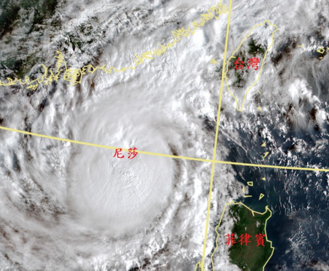 鄭明典示警，東沙島正處在颱風中心附近。（翻攝臉書）