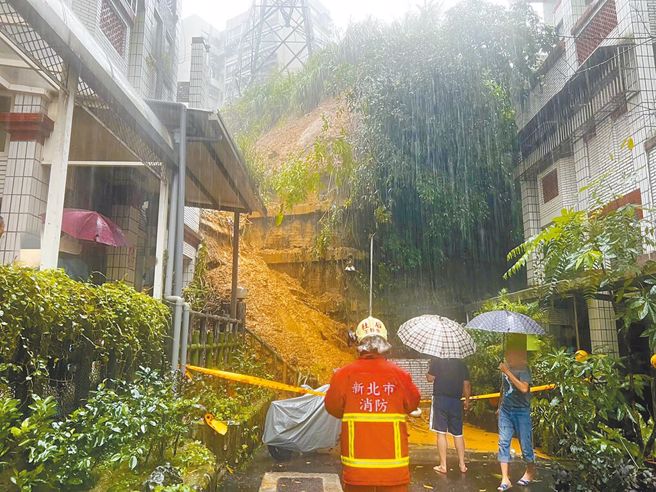 受颱风与东北季风共伴效应影响，北台湾连日降下豪雨，图为新北市汐止伯爵山庄发生土石流。（民眾提供／王扬杰新北传真）