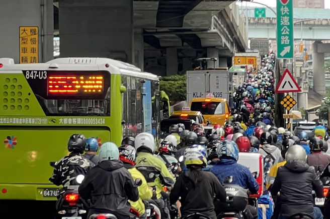 今上班时间，新北市新庄通往三重、台北的主要桥梁中山桥大塞车。（陈泳溙摄）