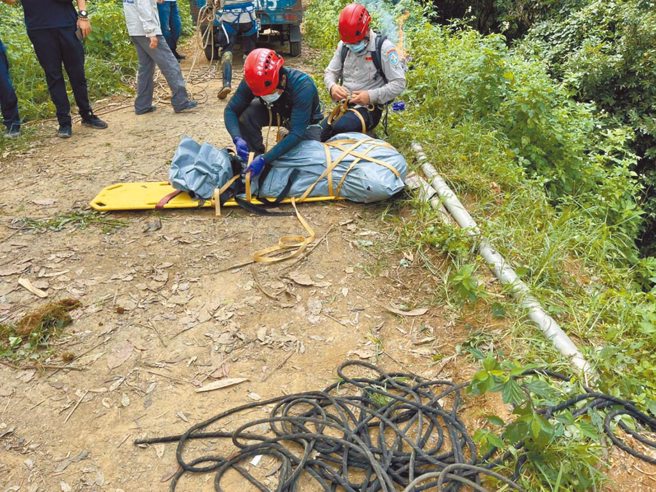 南投县信义乡1名26岁窃盗惯犯松姓男子，去年8月与朋友到某会所饮酒，席间因陪酒女子与朋友起纠纷，扭打之下失手把庄姓友人打死，将尸体丢弃山崖。（中时资料照）