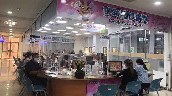 考量许多民眾经济未恢復，忧心有缴税意愿却无能力者可能遭强制执行，市府地税局提出「地方税加计利息分期缴纳办法」，为六都首创。(中市府提供)