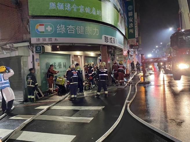 消防人员到场抢救。（警方提供）