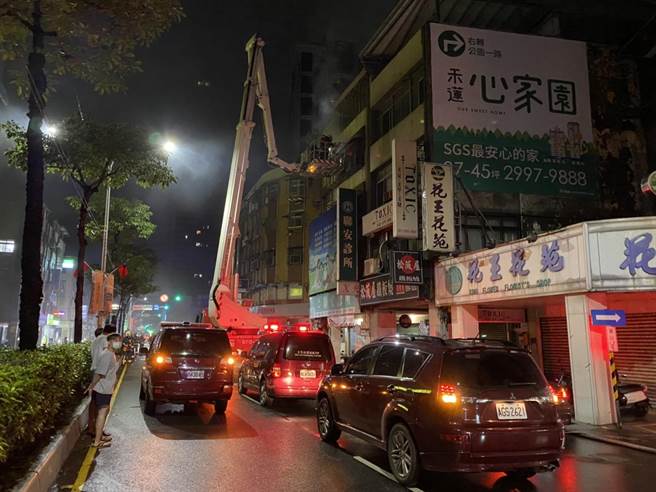 消防队出动云梯车救援。（警方提供）