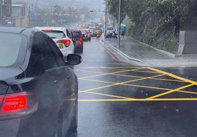 汐止通往台北的堤外道路封闭，各地道路出现严重塞车。（翻摄自脸书社团「汐止集团」／李奇叡新北传真）