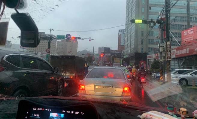 汐止通往台北的堤外道路封闭，各地道路出现严重塞车。（翻摄自脸书社团「汐止集团」／李奇叡新北传真）