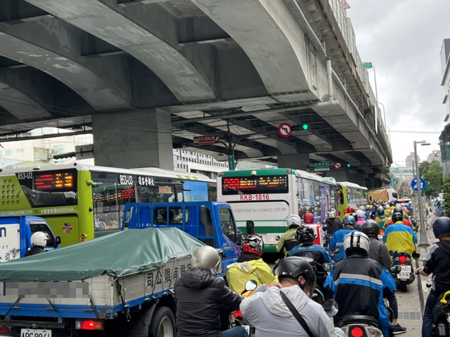 新北辖内多处堤防道路封闭，造成往台北市方向的干道与桥梁交通大乱。（陈泳溙摄）
