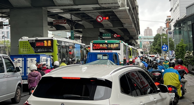 新北辖内多处堤防道路封闭，造成往台北市交通大乱。（陈泳溙摄）