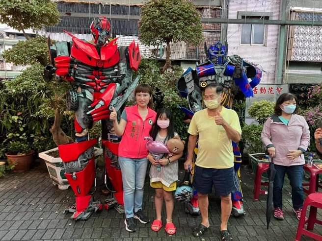 泡泡派對、氣球魔術以及變形金剛合照，讓小朋友玩得不亦樂乎。（張嘉玲辦公室提供／李奇叡新北傳真）