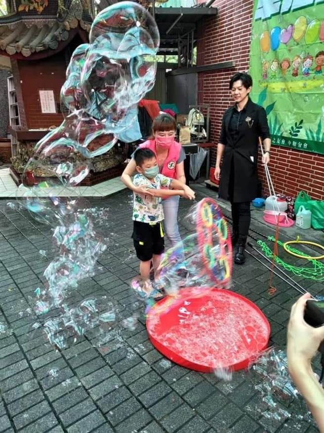 泡泡派對因天氣攪局，挪到室內舉辦。（張嘉玲辦公室提供／李奇叡新北傳真）
