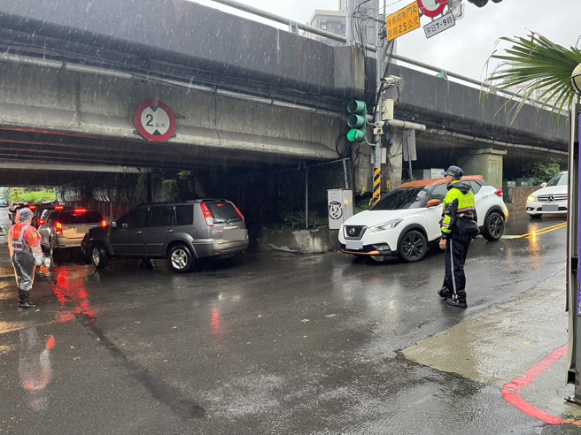 汐止警方表示，昨原指派15名员警及26名义交进行交通疏导，但因吉林街水门、江北桥及拱北桥等3处关闭，临时计画加派4名警力及4名义交，于现场引导用路人改道替代道路。（警方提供）