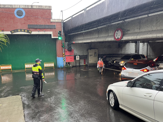 汐止警方表示，昨原指派15名员警及26名义交进行交通疏导，但因吉林街水门、江北桥及拱北桥等3处关闭，临时计画加派4名警力及4名义交，于现场引导用路人改道替代道路。（警方提供）