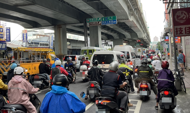 新北辖内多处堤防道路封闭，造成往台北市方向的干道与桥梁交通大乱。（陈泳溙摄）