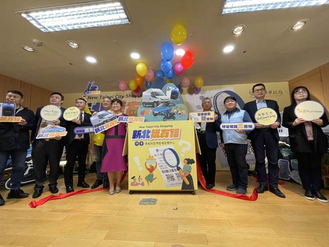 為了振興疫後經濟，新北市推出「新北購遊趣」振興方案，今日舉行「新北購有禮」活動，民眾只要在新北市單筆消費滿300元、登錄發票就可參加抽獎，最大獎是價值超過450萬元的IVECO露營車。（蔡雯如攝）