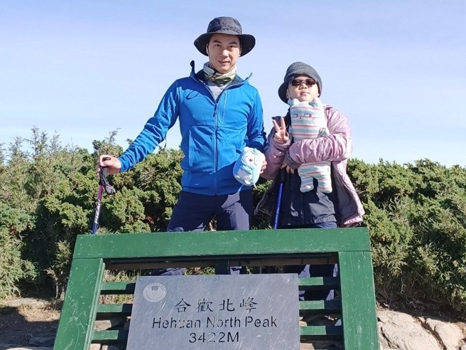 信义房屋光华一心店店长吴光佑（左）入行23年，今年刚获颁「高雄市优良不动产经纪人员」。（图/信义房屋提供）