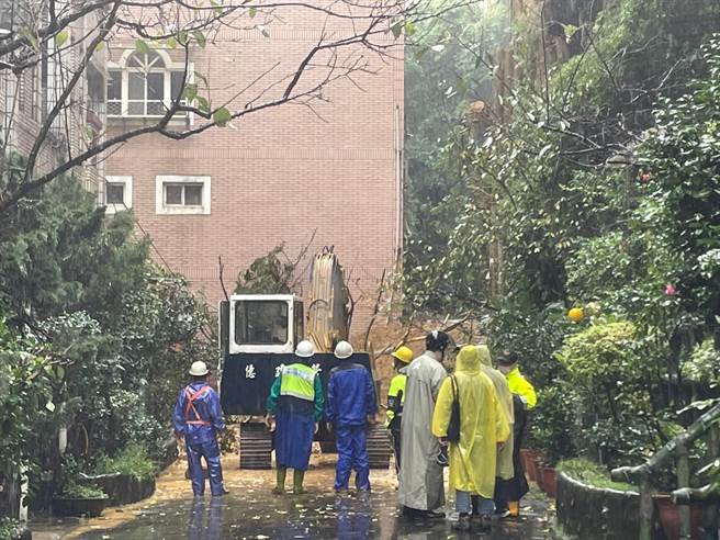 伯爵街3巷附近共66户停电，已抢通供电30户。（新北市消防局提供／李奇叡新北传真）