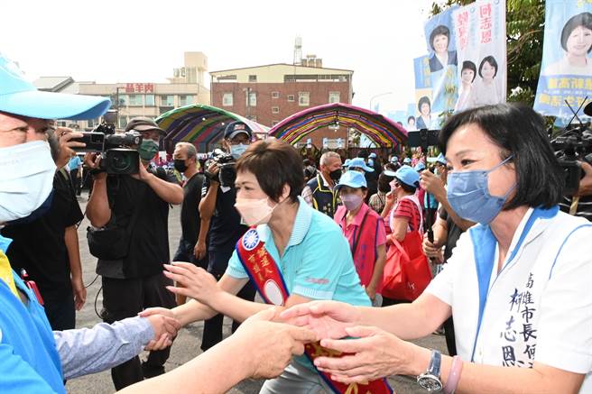 国民党高雄市长候选人柯志恩（右起）、同党市议员候选人陆淑美17日向民眾问好。（林瑞益摄）