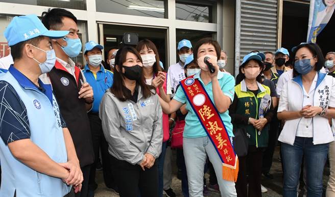 国民党高雄市议员候选人陆淑美（前排右二）17日向民眾介绍同党市议员李亚筑，感谢大家到场支持。（林瑞益摄）