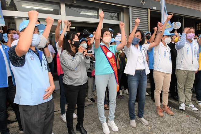 国民党高雄市副议长陆淑美（左三）与高雄市长候选人柯志恩（右三）17日高喊冻蒜。（林瑞益摄）