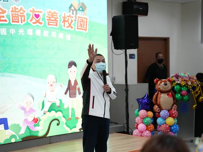 新北市长侯友宜17日受访时表示，目前汐止伯爵山庄已撤离45户，并连夜安置94人、33户，对于土石流是发生在山上高压电塔附近，也呼吁台电将高压电塔搬迁至他处，一劳永逸。(黄敬文摄)