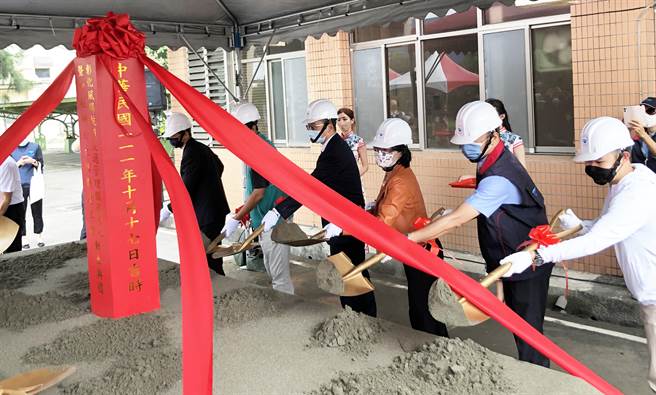 交通部航港局今天举办彰化风场航道交通管理服务中心暨中航办公大楼新建工程动土典礼，由交通部主秘黄荷婷主典。（陈世宗摄）