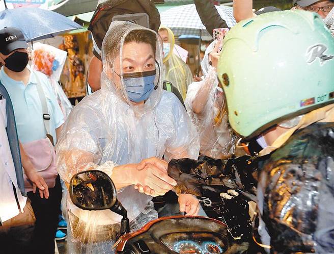 台北市長選戰進入白熱化，藍綠候選人陣營上演口水戰。（鄭任南攝）