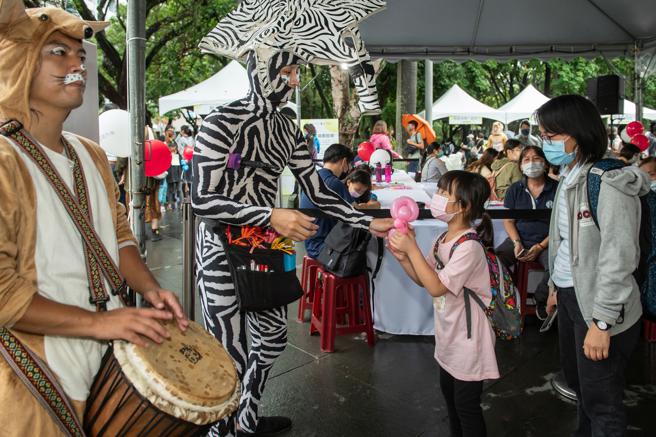 除了交车仪式之外更特别举办了闯关活动、保育市集、创作分享，让到场参与的民眾藉由本次活动，更深入了解台湾生态保育的重要性。（ISUZU台北合眾汽车提供）