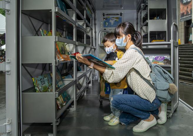 藉由「护熊职人号」的高度行动力及丰富的教材，可以将正确的保育观念推广给更多社区。（ISUZU台北合眾汽车提供）