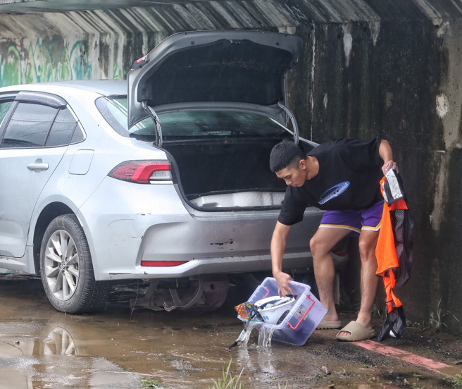 受到轻度颱风尼莎的影响，停在士林百龄桥停车场的车辆遭河水淹没，民眾今日到停车场检视爱车泡水状况及清理车内物品。（图／记者陈怡诚摄影）