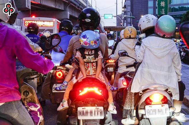 勞動部今日公布因應景氣影響勞雇雙方協商減少工時事業統計，單位計2310家，實施人數1萬5055人，本次家數增加268家，人數增加1719人。（本報系資料照）