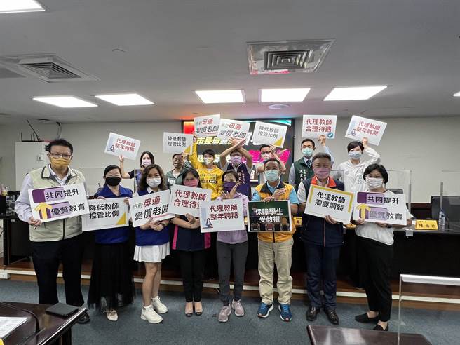 台南市議會不分黨派議員替全市代理教師爭取權益。（洪榮志攝）