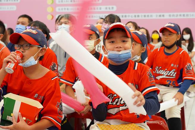 卢秀燕竞选总部举办「就是爱棒球！小小『燕援团』」活动，邀请台中骑士社区棒球队教练与少年选手、家属，近百人一起观看U23棒球赛，现场欢呼声不断。(卢总部提供)