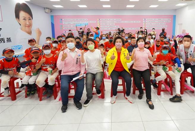 卢秀燕竞选总部举办「就是爱棒球！小小『燕援团』」活动，邀请台中骑士社区棒球队教练与少年选手、家属，近百人一起观看U23棒球赛，现场欢呼声不断。(卢总部提供)