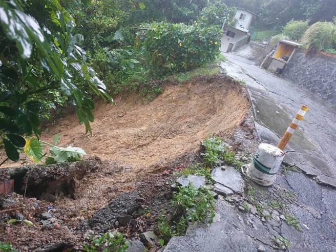 台北市内湖区安泰街191号周边道路因大量雨水冲刷导致道路坍方。（台北市议员李明贤提供）