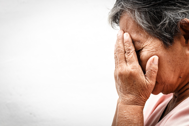 母亲抛弃女儿20多年，如今讨要扶养费，律师说该母亲即便败诉，政府仍须协助安置，安置费用会透过行政执行向家属讨要，最后仍是由女儿花钱扶养。（示意图/shutterstock）