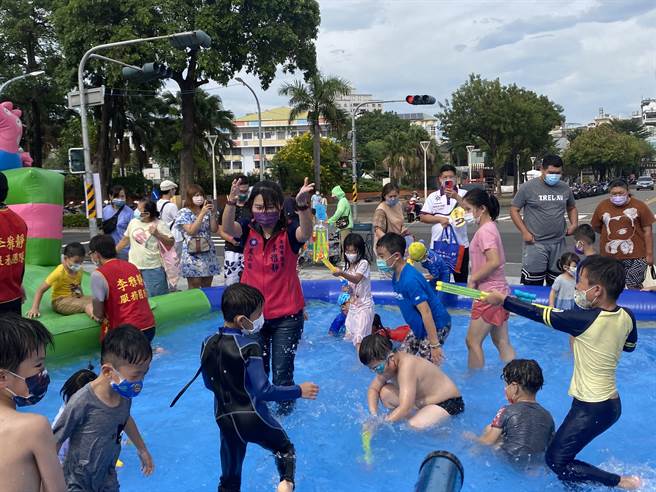 第4屆「鳳邑愛出發 生活心動力」活動如同往年搭建氣墊城堡滑水道，即便近日天氣轉涼，許多小朋友還是跳下水玩樂，李雅靜也「潦下去」與孩子們打水戰。（李雅靜提供／洪浩軒高雄傳真）