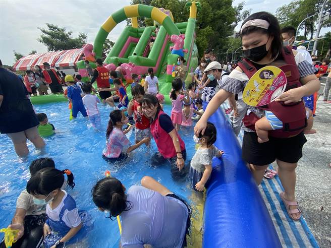 第4屆「鳳邑愛出發 生活心動力」活動如同往年搭建氣墊城堡滑水道，即便近日天氣轉涼，許多小朋友還是跳下水玩樂，李雅靜也「潦下去」與孩子們打水戰。（李雅靜提供／洪浩軒高雄傳真）