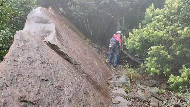 苗栗县消防局今天再动员10人前往仙山搜救。（苗栗县消防局提供／李京升苗栗传真）