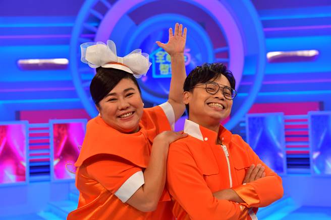 林美秀（左）、阿松主持《全家有智慧》邁入第5季。（公視提供）