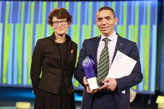 德國生技公司BioNTech創辦人夫妻檔沙辛（Uğur Şahin，上圖右）及圖瑞吉（Özlem Türeci，上圖左）16日表示，癌症實驗已取得多項突破，最快2030年前就能發展出mRNA技術的癌症疫苗。（資料照／TPG、達志影像）