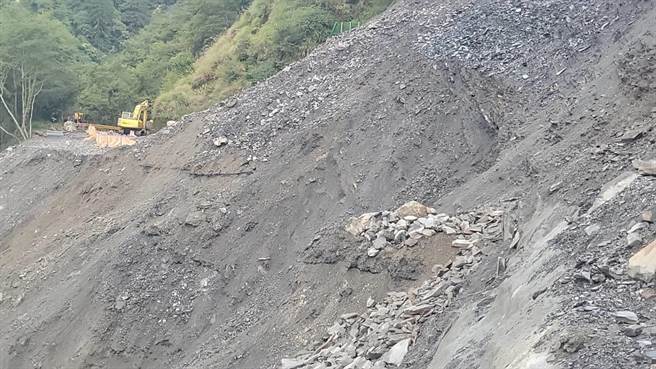 台8线中横公路117.4公里关原抢修段因尼莎颱风环流及东北季风挟带大雨影响，路基失约50公尺，道路再度受阻，经公路总局评估预计在11月7日抢通，抢通前将取消原有每日4次放行措施。（公路总局提供／罗亦晽花莲传真）