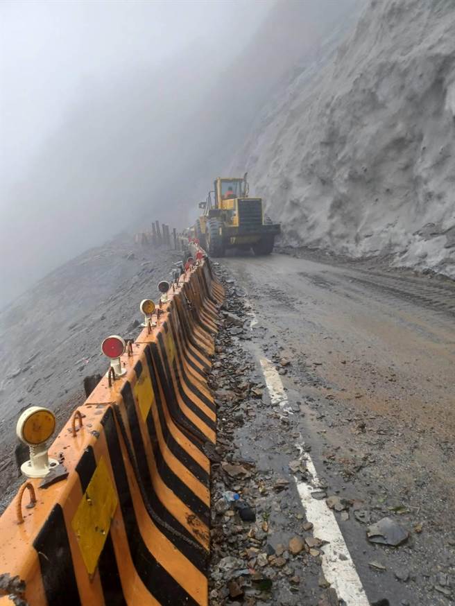 台8线中横公路117.4公里关原抢修段因尼莎颱风环流及东北季风挟带大雨影响，路基失约50公尺，道路再度受阻，经公路总局评估预计在11月7日抢通，抢通前将取消原有每日4次放行措施。（公路总局提供／罗亦晽花莲传真）