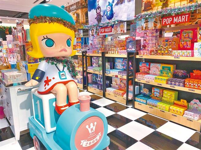 根据针对大陆「90后」、「00后」的《2022年中国兴趣消费趋势洞察白皮书》显示，「兴趣消费」已形成一定产业规模，占年轻人平均月支出接近3成。（中新社）