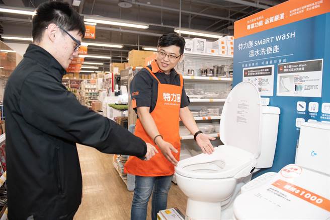 特力屋林口中山店店长邱毓伦表示，特力屋除提供居家设计、多种工项施做到维修保养，使民眾有更好的居家生活。（林口区公所提供）