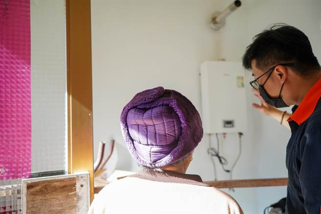 邱毓伦亲自到独居长者家访视、修缮，且完全自掏腰包不收费。（林口区公所提供）