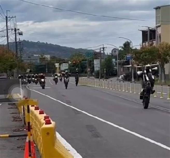 多部重機車在山區路段翹孤輪展現車技，還自拍影片上傳網路。（讀者提供／程炳璋台南傳真）