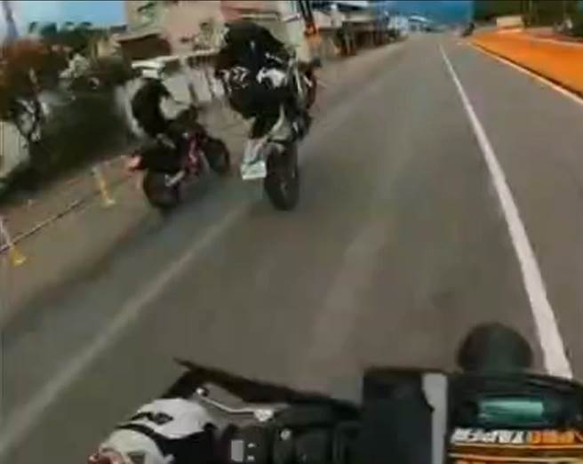 台三線楠西段網水庫路方向，16日出現重機車隊當街表演「翹孤輪」。（讀者提供／程炳璋台南傳真）